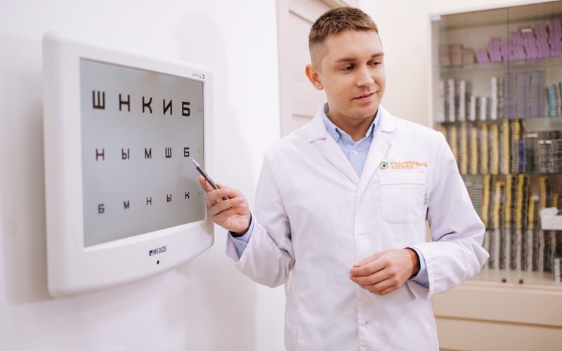 Проверка зрения по таблице на проекторе