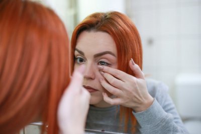 Макияж и контактные линзы – до или после?